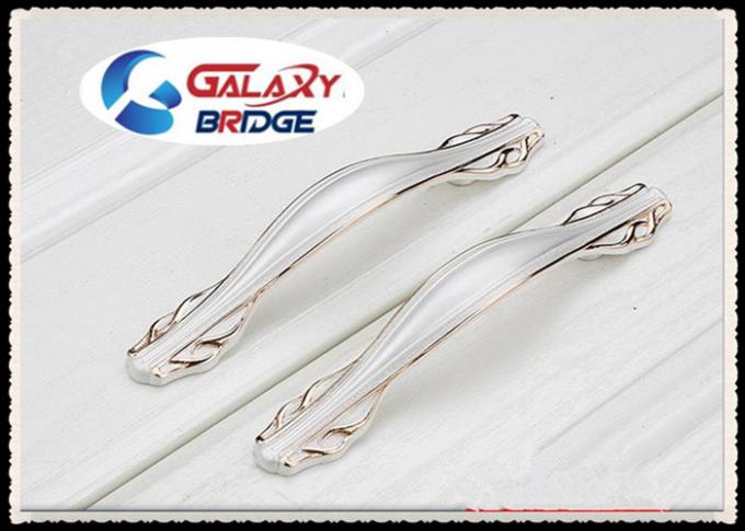 Los tiradores de puerta de lujo del armario de la cocina, el blanco de