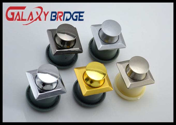 La parte inferior encubierta redonda del salto de la primavera de las