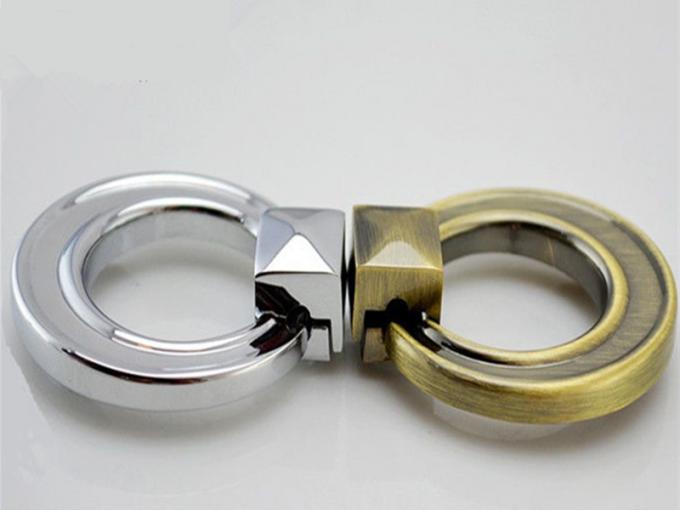Tirones de bronce antiguos clásicos del anillo del gabinete, manijas