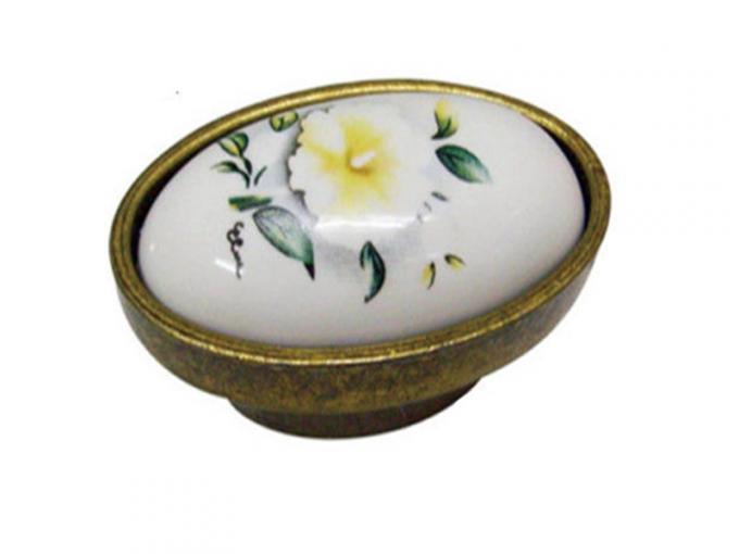 Tirones ovales de bronce antiguos del aparador de la porcelana de las