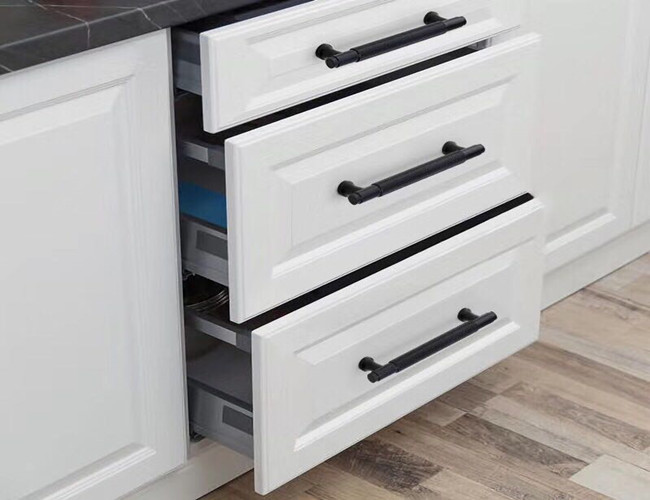 La cabina elegante de la cocina de Suecia tira y maneja de tirones de